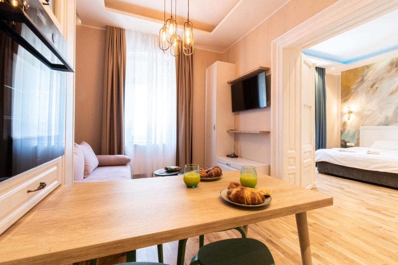 Black Gate - Quiet Studio In The Heart Of Old Town With Free Private Secured Parking Брашов Екстер'єр фото