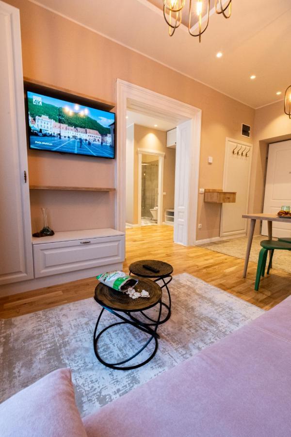 Black Gate - Quiet Studio In The Heart Of Old Town With Free Private Secured Parking Брашов Екстер'єр фото